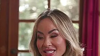 Die zierliche, blonde, asiatische MILF-Stiefmutter Linda Lan möchte ihren Stiefsohn besser kennenlernen.